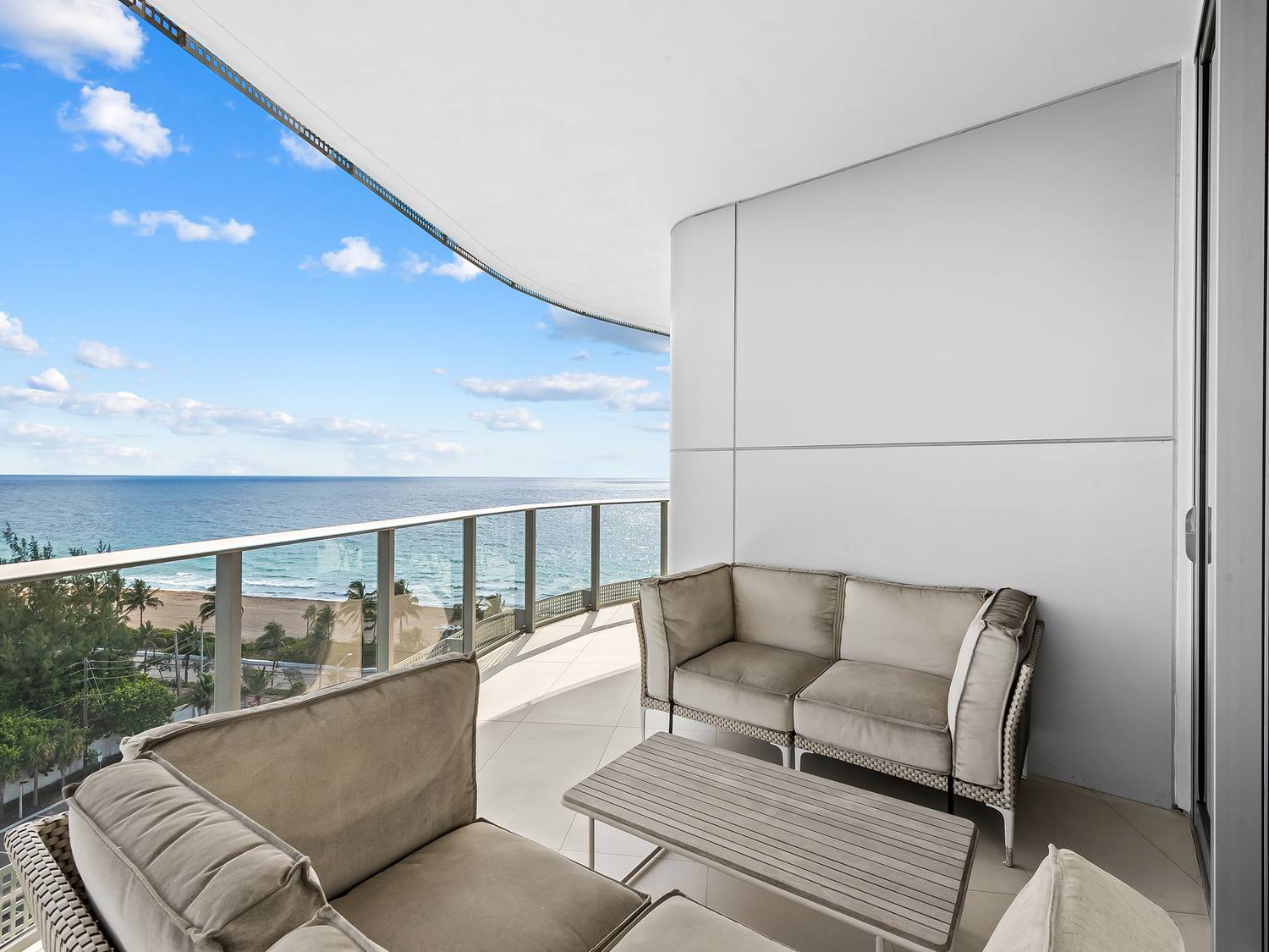 Paramount Fort Lauderdale 302: Luxury Living with Elegant View